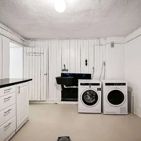 Cozy, Centrally Located In 아파트